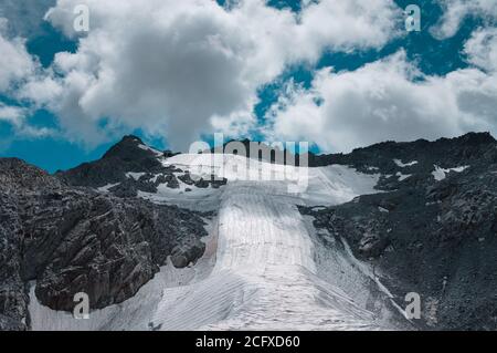 Ghiacciaio di Presena ricoperto da un foglio di plastica per evitare che il ghiacciaio si sciacchi in estate (Alpi, Trentino, Italia, Europa) Foto Stock