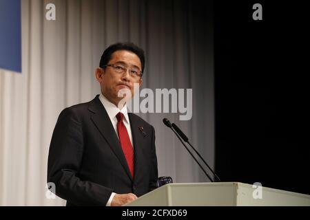 Tokyo, Giappone. 8 Settembre 2020. Fumio Kishida, candidato per il prossimo leader del Partito Liberal-democratico (LDP), presenta le sue idee politiche ai membri del partito presso la sede di LDP a Tokyo, Giappone, l'8 settembre 2020. La campagna elettorale è iniziata ufficialmente martedì per il primo posto dell'LDP al potere con tre candidati che si battono per la posizione di successore del primo ministro Shinzo Abe. Credit: Du Xiaoyi/Xinhua/Alamy Live News Foto Stock