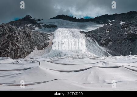 Ghiacciaio di Presena ricoperto da un foglio di plastica per evitare che il ghiacciaio si sciacchi in estate (Alpi, Trentino, Italia, Europa) Foto Stock