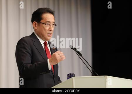 Tokyo, Giappone. 8 Settembre 2020. Fumio Kishida, candidato per il prossimo leader del Partito Liberal-democratico (LDP), presenta le sue idee politiche ai membri del partito presso la sede di LDP a Tokyo, Giappone, l'8 settembre 2020. La campagna elettorale è iniziata ufficialmente martedì per il primo posto dell'LDP al potere con tre candidati che si battono per la posizione di successore del primo ministro Shinzo Abe. Credit: Du Xiaoyi/Xinhua/Alamy Live News Foto Stock