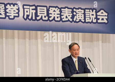 Tokyo, Giappone. 8 Settembre 2020. Yoshihide Suga, candidato per il prossimo leader del Partito Liberal-democratico (LDP), presenta le sue idee politiche ai membri del partito presso la sede di LDP a Tokyo, Giappone, l'8 settembre 2020. La campagna elettorale è iniziata ufficialmente martedì per il primo posto dell'LDP al potere con tre candidati che si battono per la posizione di successore del primo ministro Shinzo Abe. Credit: Du Xiaoyi/Xinhua/Alamy Live News Foto Stock