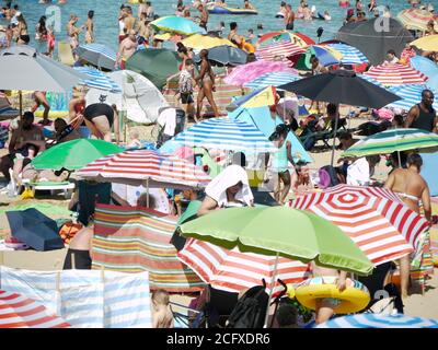 Spiaggia affollata nel giorno più caldo dell'anno Foto Stock