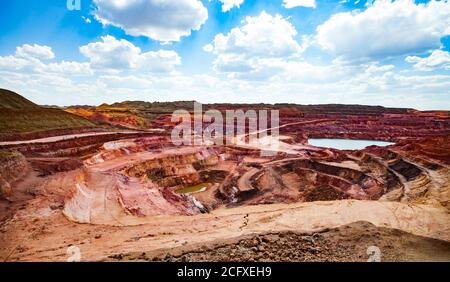 Arkalyk/Kazakhstan - Maggio 15 2012: Estrazione e trasporto di minerali di alluminio. Argilla di bauxite. Macchine da cava e cumuli di pietre vuote colorate all'orizzonte. B Foto Stock