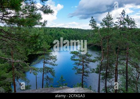 Scena a sentieri escursionistici nel parco nazionale di Nuuksio, Espoo, Finlandia. Foto Stock