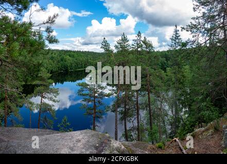 Scena a sentieri escursionistici nel parco nazionale di Nuuksio, Espoo, Finlandia. Foto Stock