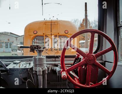 Interno della cabina in tram storico con i comandi e le leve. Un'altra vecchia strada si trova nella parte anteriore Foto Stock