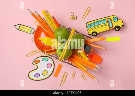 Composizione con forniture scolastiche su sfondo rosa, vista dall'alto Foto Stock