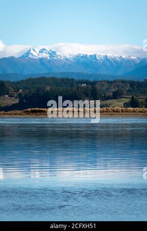 Waimea Inlet con innevato montagna Arthur Range in distanza, Mapua, Nelson, Isola del Sud, Nuova Zelanda Foto Stock