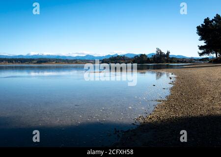 Waimea Inlet, Moturoa / Rabbit Island, Mapua, Nelson, Isola del Sud, Nuova Zelanda. Campo innevato di Mount Arthur in lontananza. Foto Stock