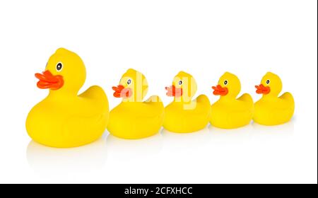 Madre rubber duck portando più papere di gomma Foto Stock