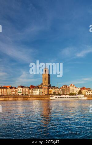 Vista sulla città olandese di Deventer in Overijssel con Il fiume IJssel di fronte Foto Stock