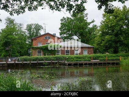 Una strada rurale nel villaggio di Fiskars in estate. Foto Stock