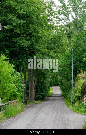 Una strada rurale nel villaggio di Fiskars in estate. Foto Stock