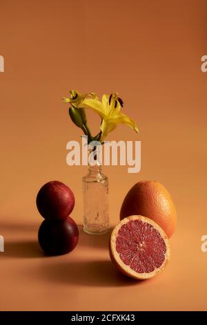 Ancora vita di due pesche su uno sfondo arancione. Foto Stock