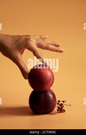 Ancora vita di due pesche su uno sfondo arancione. Foto Stock