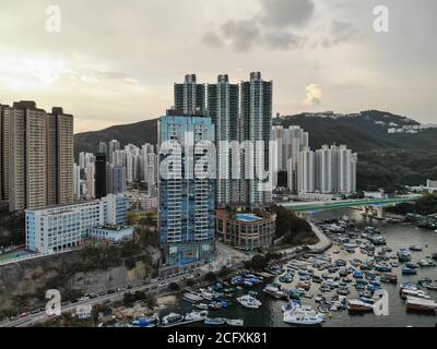 Una fotografia aerea scattata sopra la mensola di Aberdeen Typhoon, che mostra le barche da pesca e l'alloggio residenziale ad AP Lei Chau, Hong Kong. Foto Stock