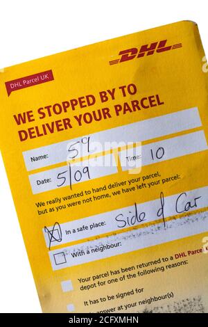 Set di schede di consegna DHL Parcel UK su sfondo bianco - ci siamo fermati per consegnare il tuo pacco Foto Stock