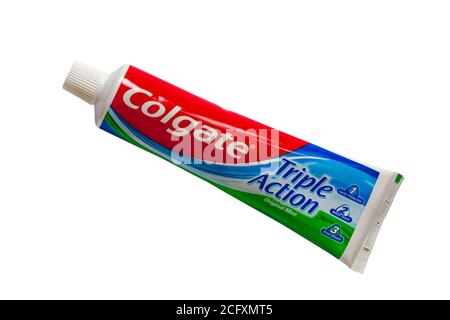 Tubo di Colgate Triple Action dentifricio originale alla menta isolato su sfondo bianco - 1 protezione cavità, 2 denti bianchi, 3 respiri freschi Foto Stock