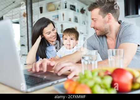 Famiglia con videochat per bambini sul computer portatile in vita camera Foto Stock