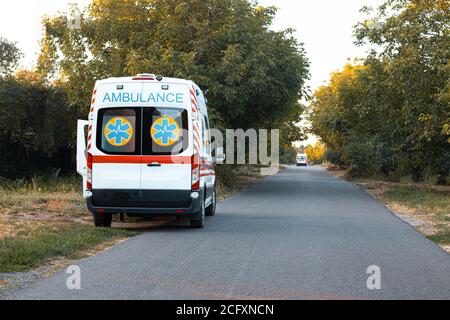 L'auto dell'ambulanza è parcheggiata sul lato della strada. Chiamata a casa Foto Stock