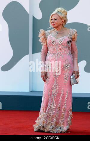 Venezia, Italia. 07 settembre 2020. Italia, Lido di Venezia, 07 settembre 2020 : l'attrice italiana Sandra Milo cammina sul tappeto rosso davanti alla proiezione 'Free - liberi' durante il 77° Festival Internazionale del Cinema di Venezia Photo Credit: Ottavia da Re/Sintesi/Alamy Live News Foto Stock