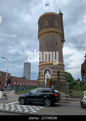 Torre dell'acqua di Tilburg (Watertoren Tilburg). Costruito nel 1897 e progettato dall'architetto Halbertsma. Foto Stock