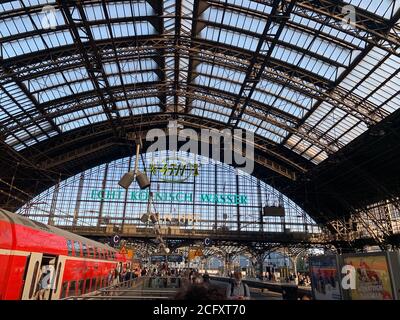 All'interno di Koln Hauptbahnhof, conosciuta anche come stazione centrale di Colonia. Colonia Koln, Nord Reno-Westfalia / Germania Foto Stock