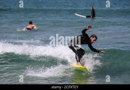 Sydney, Australia. 8 Settembre 2020. Un surfista cavalca un'onda vicino alla spiaggia di Bondi a Sydney, Australia, l'8 settembre 2020. Credit: Bai Xuefei/Xinhua/Alamy Live News Foto Stock