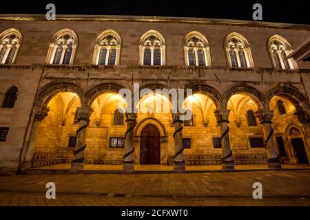 Facciata dell'edificio Veneziano in via centrale, lunga esposizione di notte. Scenario vista invernale della città vecchia mediterranea di Dubrovnik, viaggi europei e destinazione storica, Croazia Foto Stock