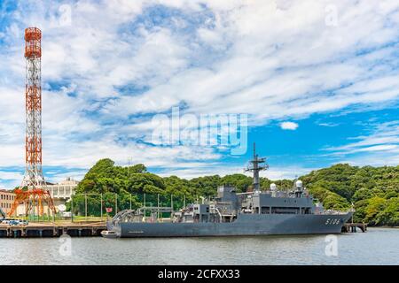 yokosuka, giappone - luglio 19 2020: Nave di ricerca oceanografica JS Shonan AGS-5106 della Japan Maritime Self-Defense Force ormeggiato di fronte ad un segnale t Foto Stock