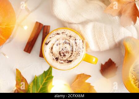 Composizione con tazza di latte di zucca su fondo bianco Foto Stock