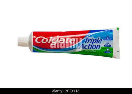 Tubo di Colgate Triple Action dentifricio originale alla menta isolato su sfondo bianco - 1 protezione cavità, 2 denti bianchi, 3 respiri freschi Foto Stock