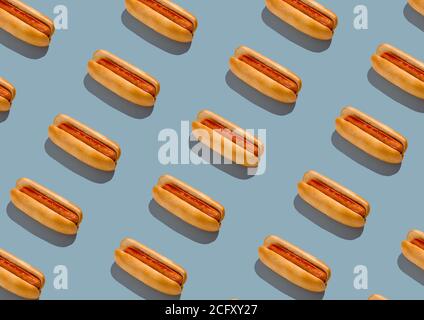 Classico retro Hotdog con salsiccia grigliata senza cuciture sfondo, motivo creativo Foto Stock