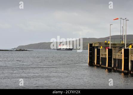 Calmac Ferry Finlaggan in avvicinamento a Port Ellen Islay Scozia UK Foto Stock