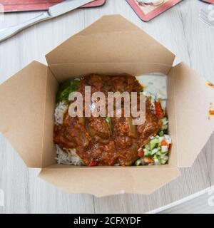 Mutton jalfrezi in un take away box, Hope Cove, Kingsbridge, Devon, Inghilterra, Regno Unito. Foto Stock