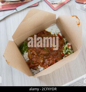 Mutton jalfrezi in un take away box, Hope Cove, Kingsbridge, Devon, Inghilterra, Regno Unito. Foto Stock