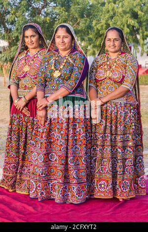 Ahir Donne nella tradizionale panno colorati, grande Rann di Kutch deserto, Gujarat, India Foto Stock