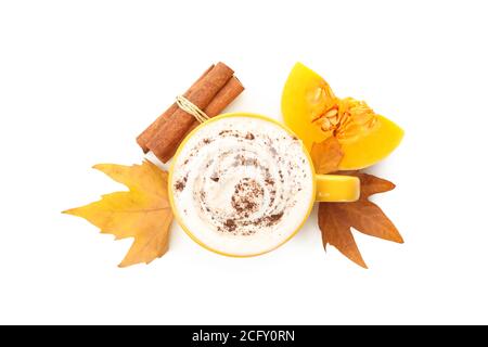 Composizione con tazza di latte di zucca isolato su fondo bianco Foto Stock