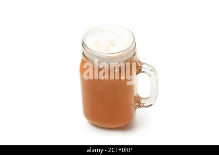 Tazza di vetro di latte di zucca isolato su sfondo bianco Foto Stock