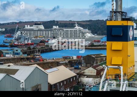 Falmouth Docks - il World Residential Cruise Liner si è posato a Falmouth Docks durante la pandemia di Coronavirus Covid-19. Foto Stock