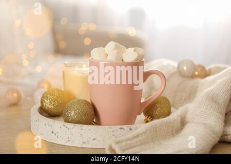 Concetto invernale con tazza di caffè con marshmallow e sfocato luci Foto Stock