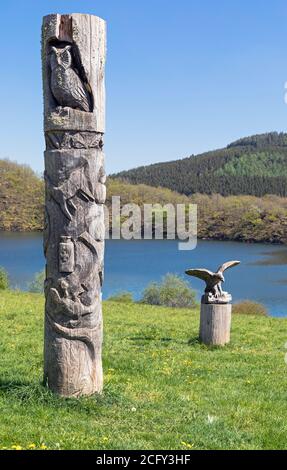 Europa, Lussemburgo, Insenborne, Shores di Lac Sure con sculture in legno Foto Stock