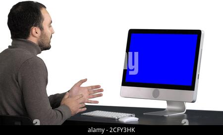 Giovane uomo d'affari che fa la videochiamata sul suo computer, sfondo bianco. Schermata blu di Mock-up Display. Foto Stock