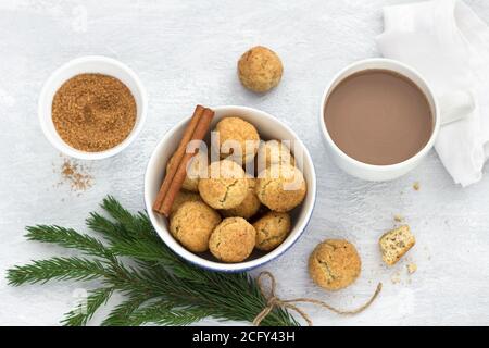 Biscotti appena sfornati con dolcetti alla cannella su sfondo grigio, vista dall'alto. Biscotti tradizionali americani Foto Stock