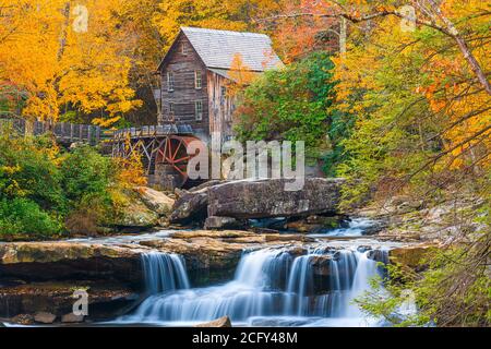 Babcock State Park, West Virginia, USA a Glade Creek Grist Mill durante la stagione autunnale. Foto Stock