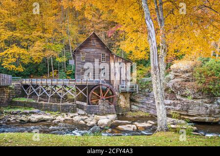 Babcock State Park, West Virginia, USA a Glade Creek Grist Mill durante la stagione autunnale. Foto Stock