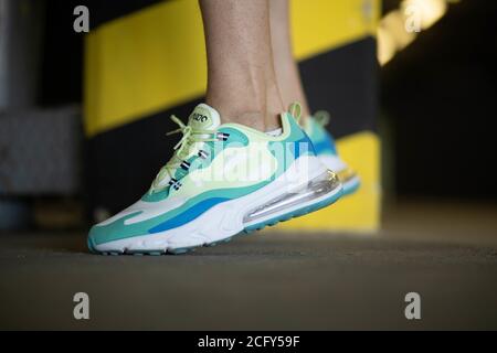 BRCKO DISTRI, BOSNIA-ERZEGOVINA - 01 settembre 2020: Dettagli delle sneaker Nike Air Max 270 React Hyper Jade. Foto Stock