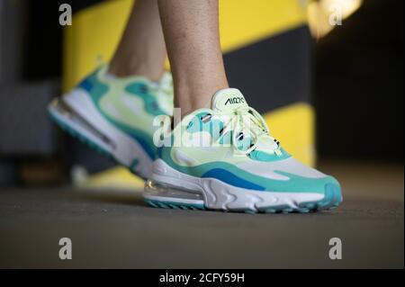 BRCKO DISTRI, BOSNIA-ERZEGOVINA - 01 settembre 2020: Dettagli delle sneaker Nike Air Max 270 React Hyper Jade. Foto Stock