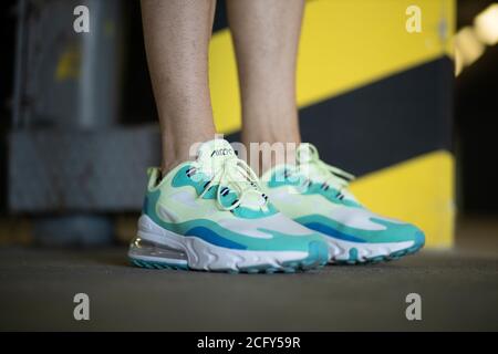 BRCKO DISTRI, BOSNIA-ERZEGOVINA - 01 settembre 2020: Dettagli delle sneaker Nike Air Max 270 React Hyper Jade. Foto Stock