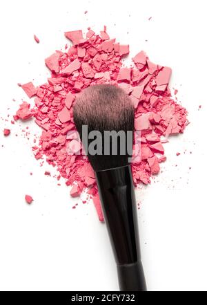 Ombra di trucco schiacciata e spazzola di trucco su sfondo bianco Foto Stock